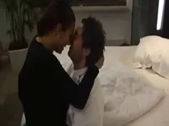 دختر نوجوان سوار بر  ...