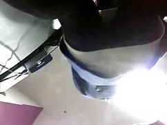 منشی در کنار قفسه سی ...