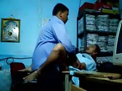 برش یک دختر جوان فیل ...
