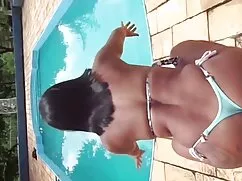 او به مقعد یک دختر ب ...